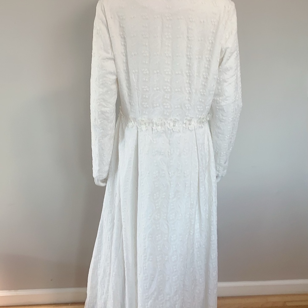 White Dubai cotton embroidered Abaya - Picture 6 of 6
